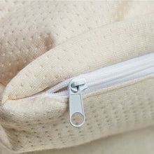 Lade das Bild in den Galerie-Viewer, Detailansicht des hochwertigen Reißverschlusses des antibakteriellen Kissenbezugs gegen Hautunreinheiten von Derma Sleep in Beige mit feinem Bambus Jacquardmuster.