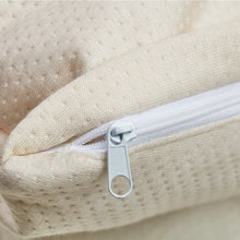 Lade das Bild in den Galerie-Viewer, Detailansicht des hochwertigen Reißverschlusses des antibakteriellen Kissenbezugs gegen Hautunreinheiten von Derma Sleep in Beige mit feinem Bambus Jacquardmuster.
