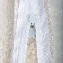 Lade das Bild in den Galerie-Viewer, Detailansicht der hochwertigen Verarbeitung des Innenreißverschlusses des antibakteriellen Kissenbezugs gegen Hautunreinheiten von Derma Sleep in Beige mit feinem Bambus Jacquardmuster.