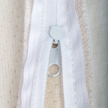 Lade das Bild in den Galerie-Viewer, Detailansicht der hochwertigen Verarbeitung des Innenreißverschlusses des antibakteriellen Kissenbezugs gegen Hautunreinheiten von Derma Sleep in Beige mit feinem Bambus Jacquardmuster.
