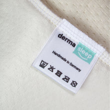 Lade das Bild in den Galerie-Viewer, Detailansicht der hochwertigen Verarbeitung des Innenreißverschlusses, der Membran und der Waschanleitung des antibakteriellen Kissenbezugs gegen Hautunreinheiten von Derma Sleep in Beige mit feinem Bambus Jacquardmuster.