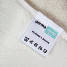 Lade das Bild in den Galerie-Viewer, Detailansicht der hochwertigen Verarbeitung des Innenreißverschlusses, der Membran und der Waschanleitung des antibakteriellen Kissenbezugs gegen Hautunreinheiten von Derma Sleep in Beige mit feinem Bambus Jacquardmuster.