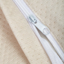 Lade das Bild in den Galerie-Viewer, Detailansicht des hochwertigen Reißverschlusses des antibakteriellen Kissenbezugs gegen Hautunreinheiten von Derma Sleep in Beige mit feinem Bambus Jacquardmuster.
