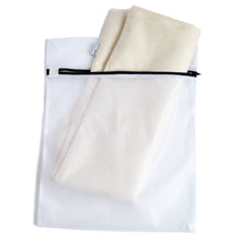 Lade das Bild in den Galerie-Viewer, Antibakterieller Kissenbezug in Beige von Derma Sleep, sanft gefaltet, mitgeliefert in einem Wäschesack in weiß von Derma Sleep.