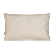 Lade das Bild in den Galerie-Viewer, Rechteckiger, antibakterieller Kissenbezug in Beige von Derma Sleep mit feinem Bambus Jacquardmuster und kleinem Logo unten links. Weißer Hintergrund.