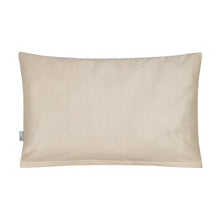 Lade das Bild in den Galerie-Viewer, Rechteckiger, antibakterieller Kissenbezug in Beige von Derma Sleep mit feinem Bambus Jacquardmuster und kleinem Logo unten links. Weißer Hintergrund.