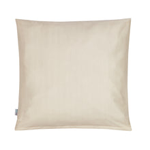 Lade das Bild in den Galerie-Viewer, Quadratischer, antibakterieller Kissenbezug in Beige von Derma Sleep mit feinem Bambus Jacquardmuster und kleinem Logo unten links. Weißer Hintergrund.
