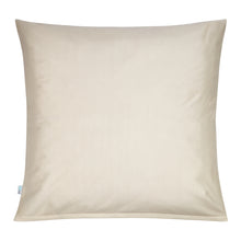 Lade das Bild in den Galerie-Viewer, Quadratischer, antibakterieller Kissenbezug in Beige von Derma Sleep mit feinem Bambus Jacquardmuster und kleinem Logo unten links. Weißer Hintergrund.