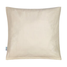 Lade das Bild in den Galerie-Viewer, Quadratischer, antibakterieller Kissenbezug in Beige von Derma Sleep mit feinem Bambus Jacquardmuster und kleinem Logo unten links. Weißer Hintergrund.