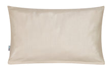 Lade das Bild in den Galerie-Viewer, Rechteckiger, antibakterieller Kissenbezug in Beige von Derma Sleep mit feinem Bambus Jacquardmuster und kleinem Logo unten links. Weißer Hintergrund.