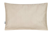 Lade das Bild in den Galerie-Viewer, Rechteckiger, antibakterieller Kissenbezug in Beige von Derma Sleep mit feinem Bambus Jacquardmuster und kleinem Logo unten links. Weißer Hintergrund.